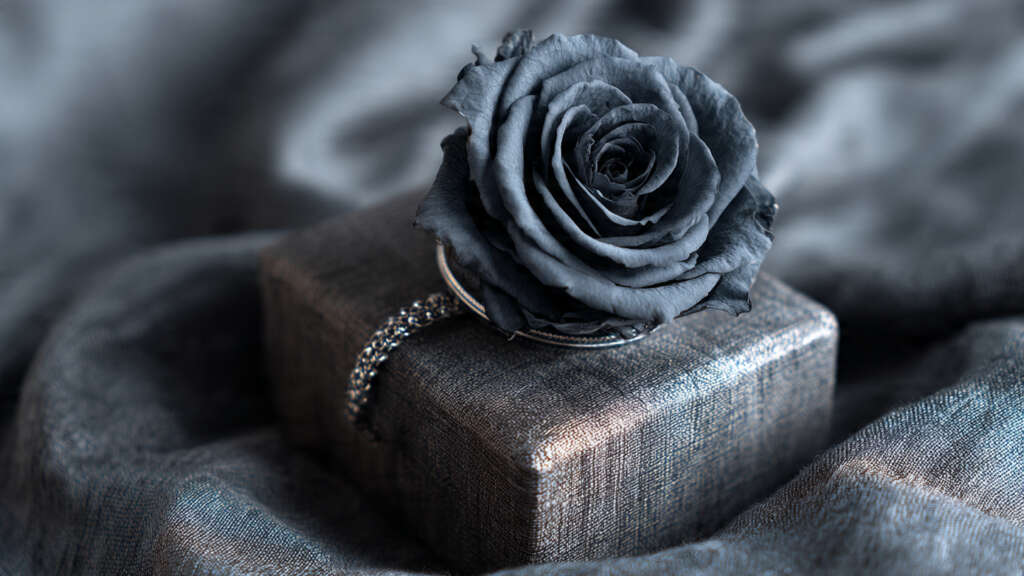 Charcoal gray minimal ramo buchon with silver band.